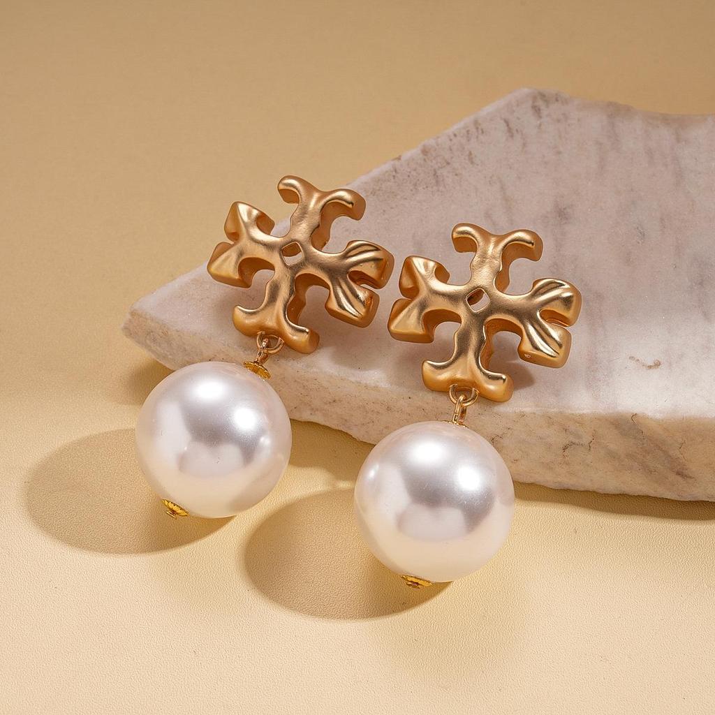 Geometric Round Flower Pearl Clavicle Necklace: Retro European & American Design
