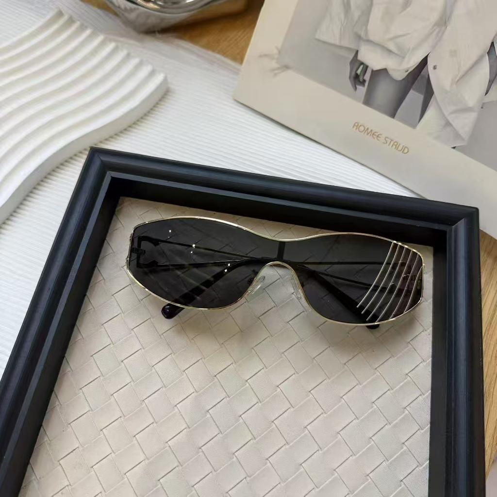New Stylish Punk Sunglasses Rhinestone Decoration Women Sun Glasses Vacation Travelling Female Sunglass Fashion Accessories
