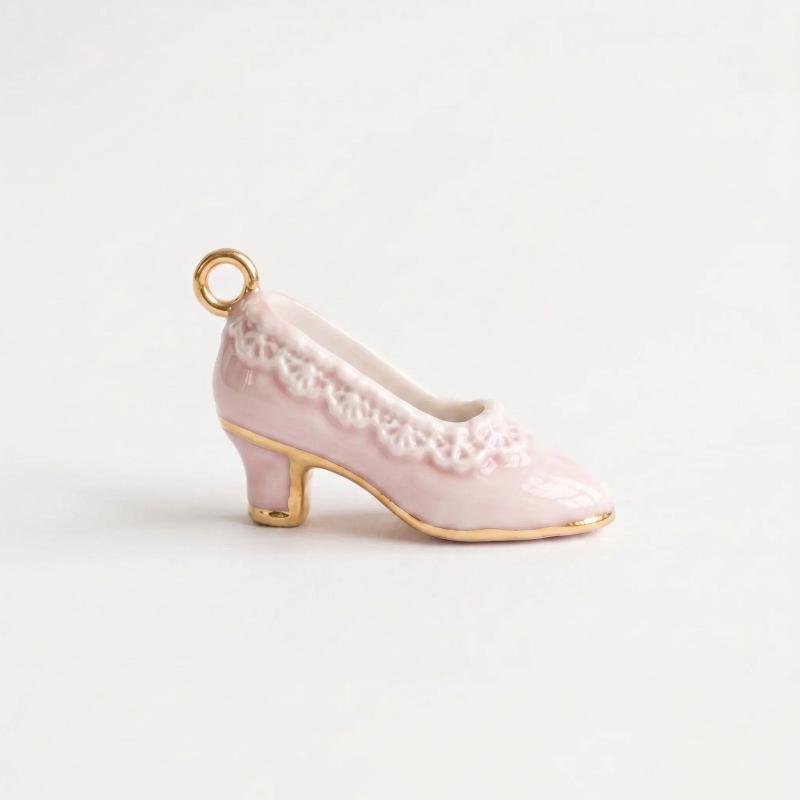 French-Style Powder Lace Pendant Delicately Dripping Oil Exquisitely Gold-Edged A Retro Girlish Accessory A Charming Design.