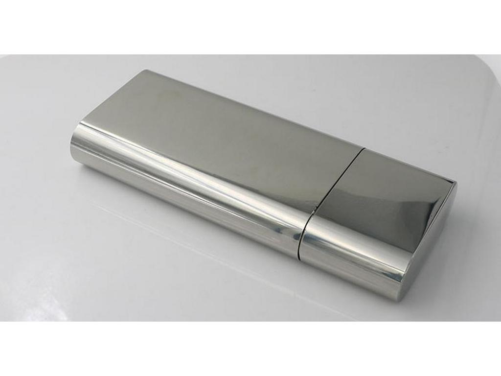 Kombinacja stalowego etui na cygara i piersiówki