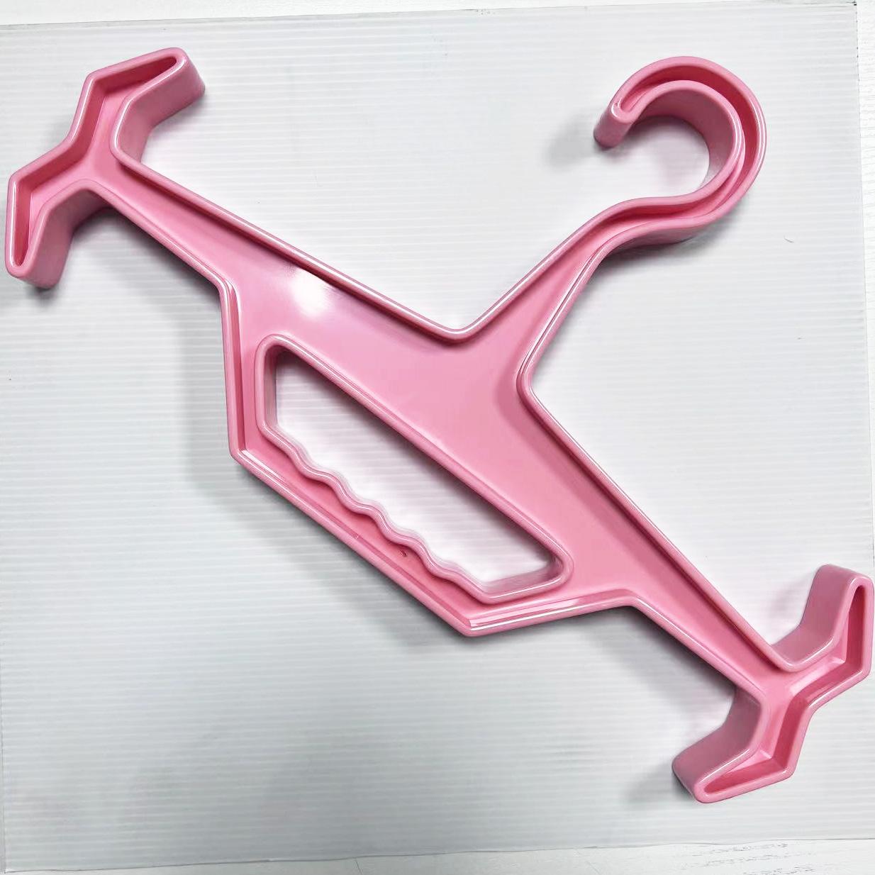 

Пластиковая тактическая вешалка для одежды повышенной прочности. Подходит для хранения и организации бронежилетов, охотничьих жилетов для пневматических винтовок розовый