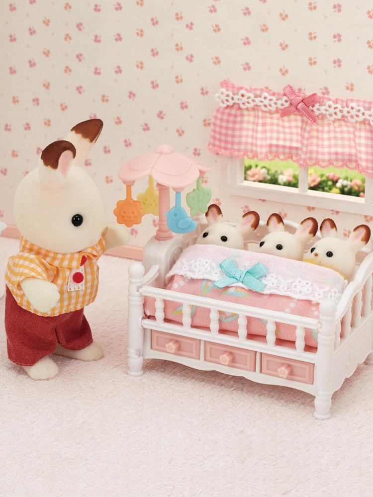 

Sylvanian Families Triple Baby Crib with Spinning Mobile (5534)