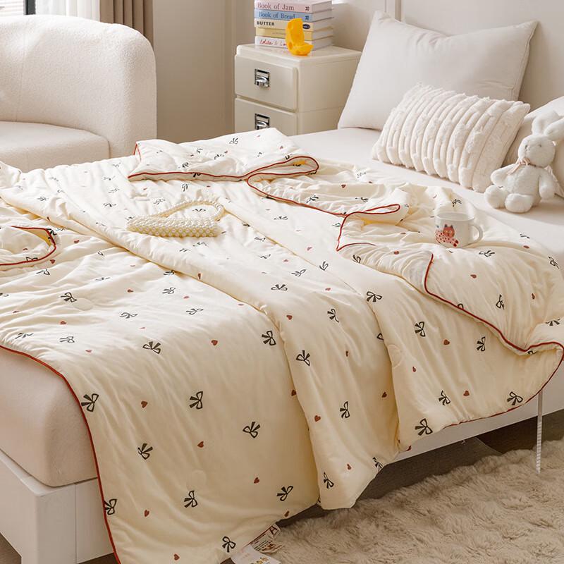 

LISMA Lightweight Soy Fiber All-Season Quilt