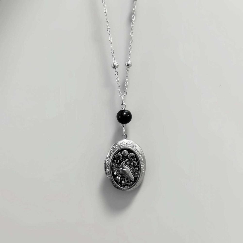 Goth Altsilber Dreifache Mondgöttin Mysteriöse Krähe Ovaler Anhänger Halskette für Frauen Halloween Pagan Hexe Hexerei Schmuck