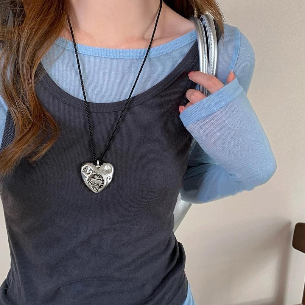 Korean Chic Heart Pleated Black Rope Necklace: Women's Adjustable Long Chain for Sweaters