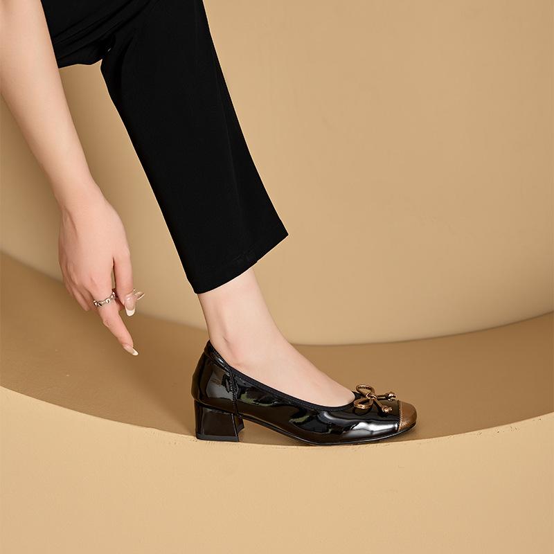 Модная женщина носит повседневную женскую обувь 35 чёрный 3640₽