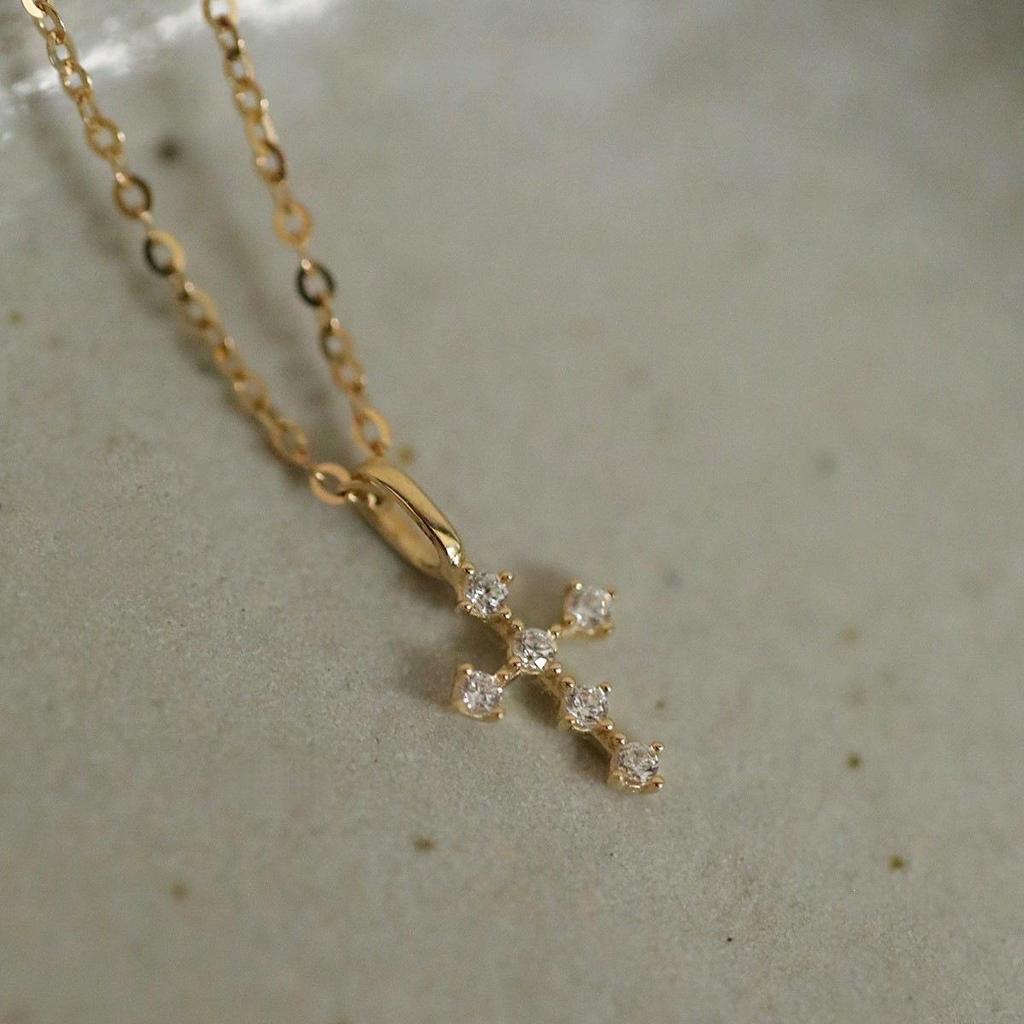 14K Goldplattierter S925 Sterling Silber Japanischer Stil Kreuzanhänger mit Mikro-Pavé-Verzierung.
