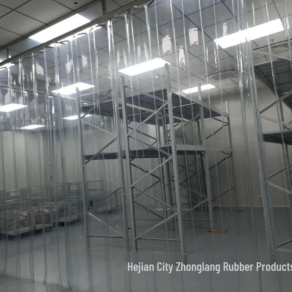 Transparenter PVC-Türvorhang: Kaltluftschutz, Wärmeisolierung, Staubdichte Beschattung mit faltbarer Vorhangschiene.