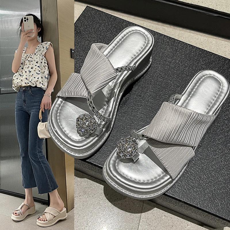 Mode 2024 Nieuwe Huispantoffels Platform Schoenen Vrouw Glitter Slippers Mode Laag Zomer Jelly Luxe Rubber PU Hoefhakken Stof