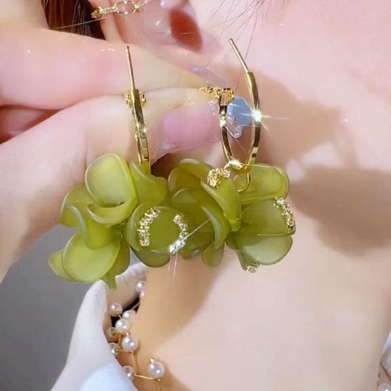 

Изящные серьги-кольца с цветком - Элегантный, шикарный дизайн с лепестками