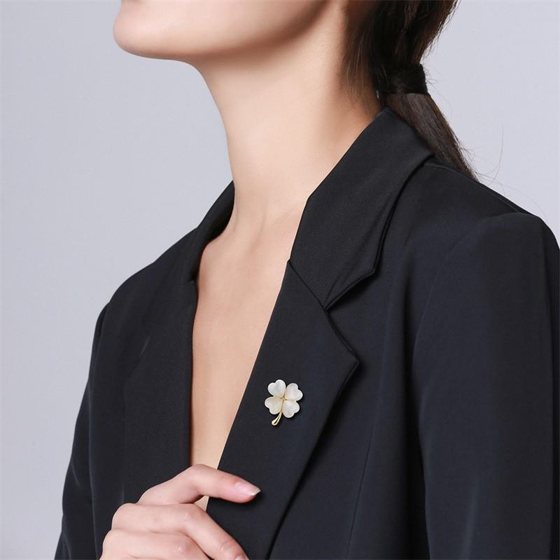 Cats Eye Clover Brooch Magnetic Clasp Fashion Pin Women