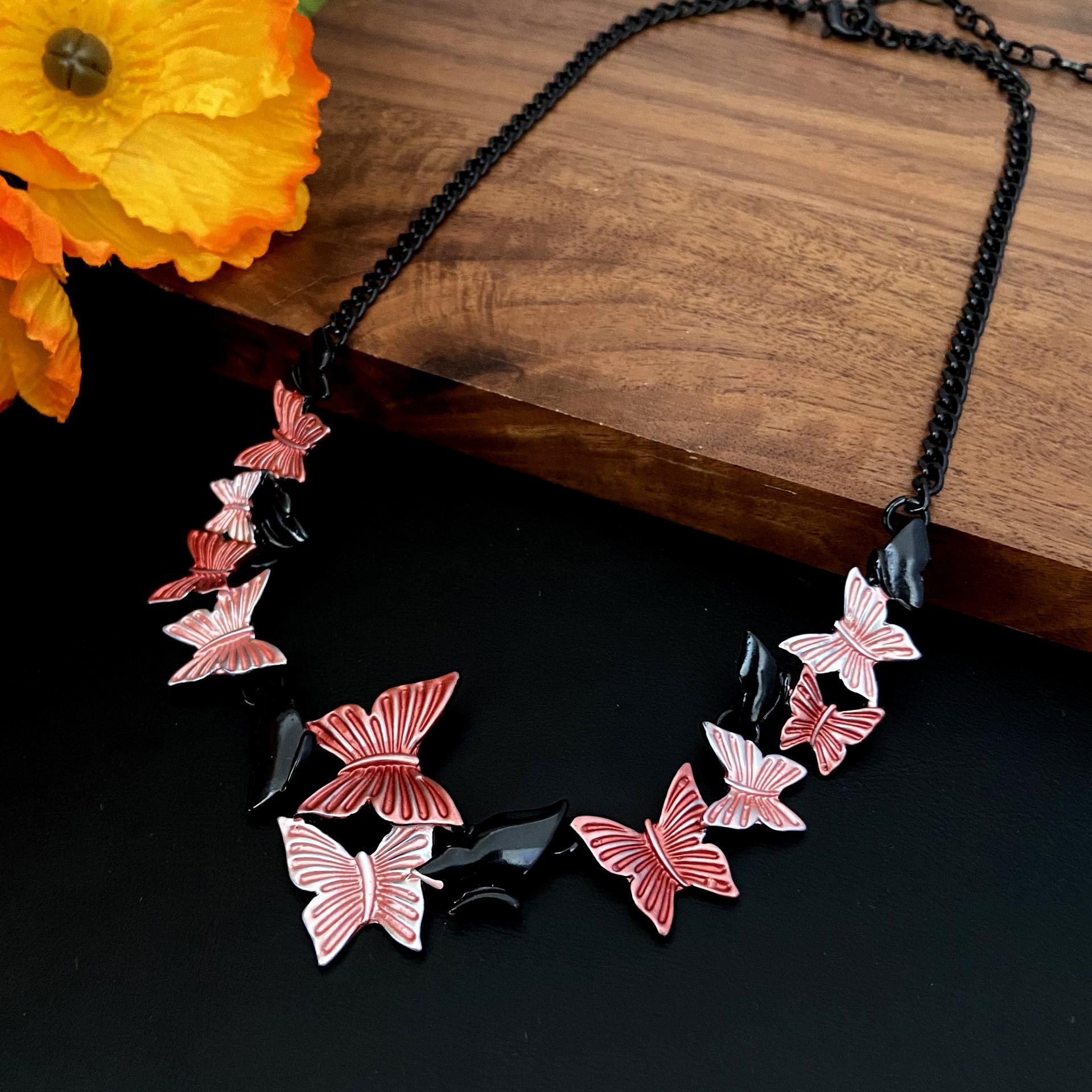 

Новое нерегулярное красное ожерелье из сплава в виде бабочки, стильное и милое женское универсальное ожерелье цвета оружейной стали