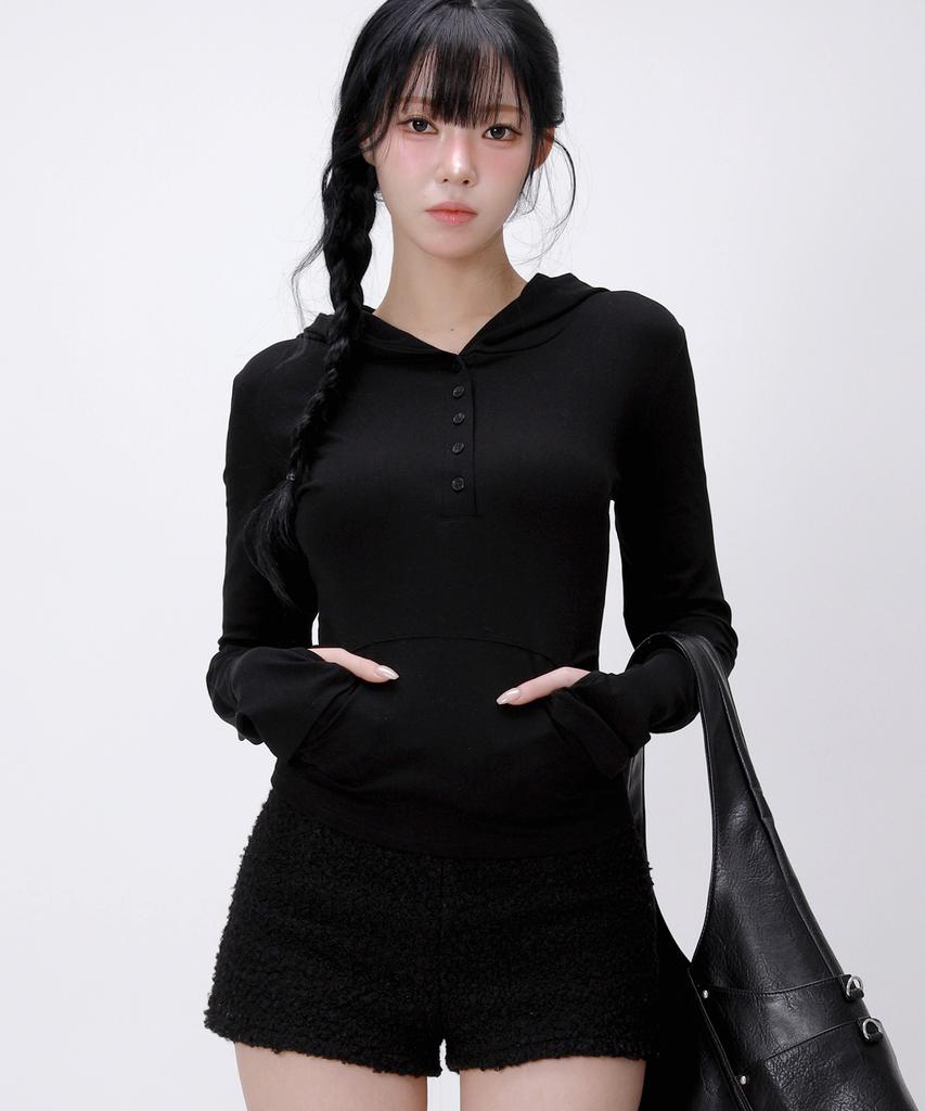 LIKE THE MOST Fingerhole Hooded Henley Neck Slim T-Shirt_Black