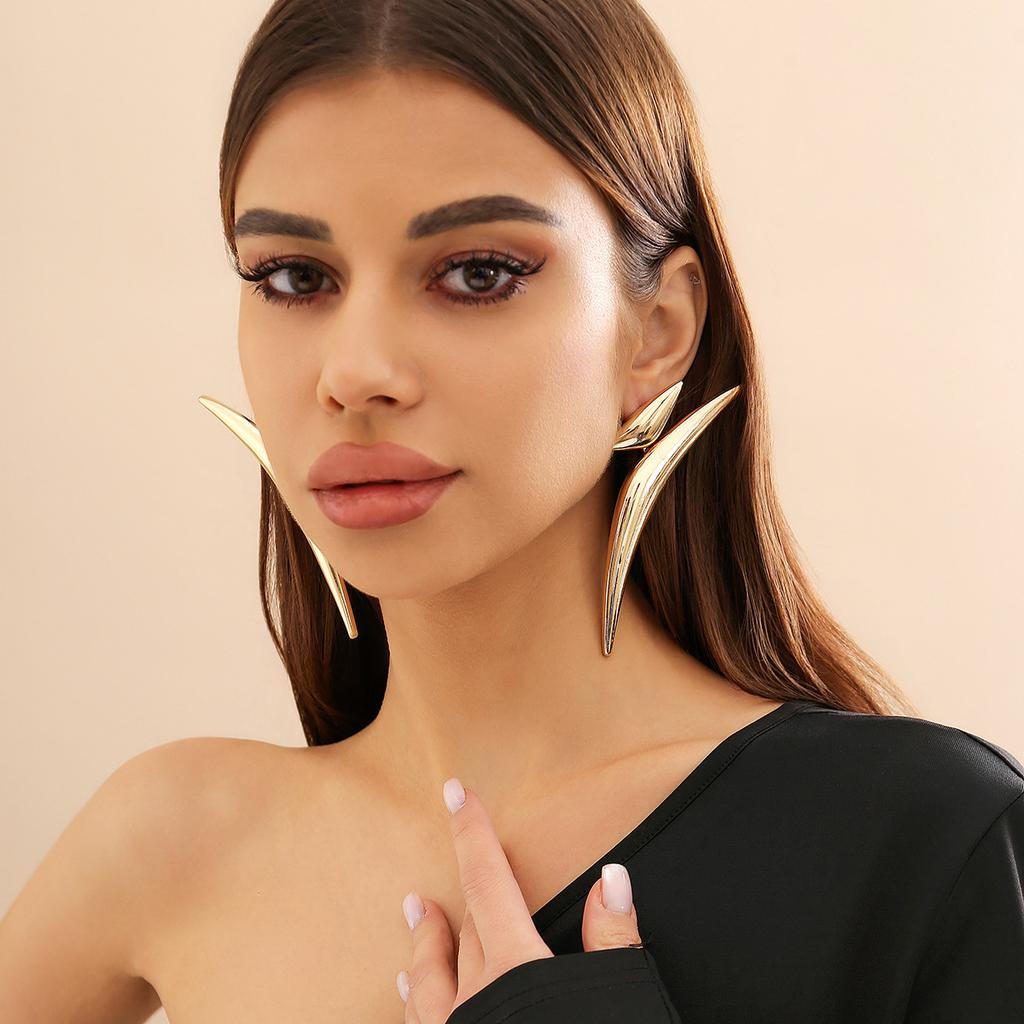 Exaggerated Geometric Triangular Curved Pipe Jewelry Earrings, Cross-border Earrings, Light Luxury and High-end Design Sense, Sharp Corners