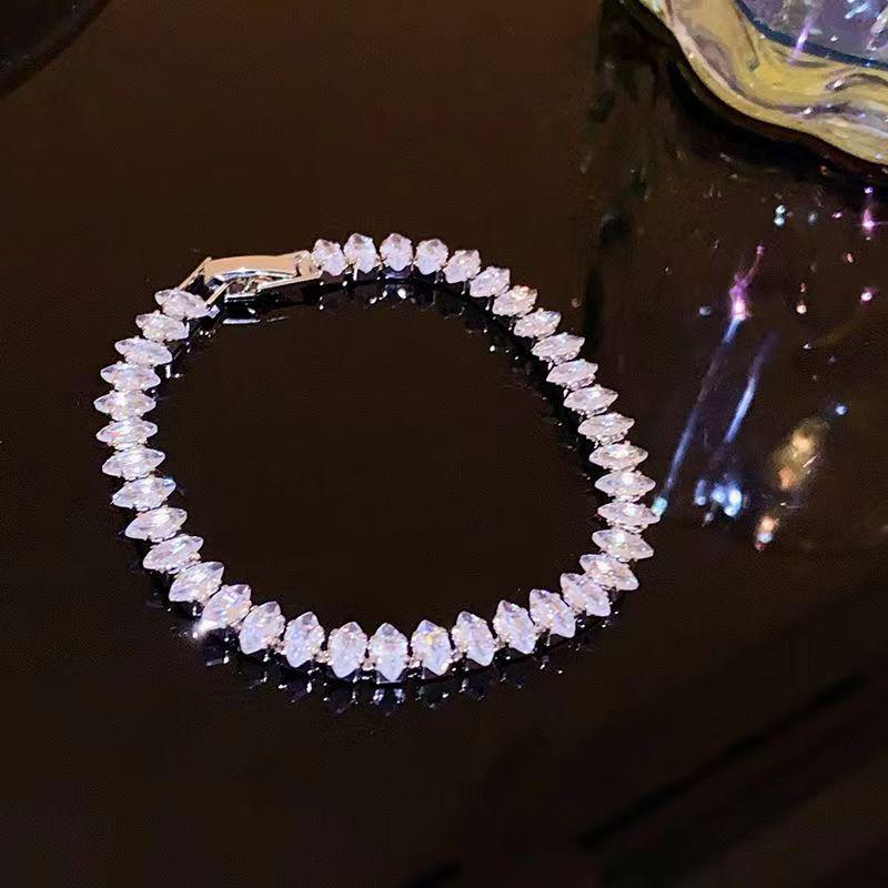 Elegant Zircon Bracelet for Women - Luxurious, Exquisite, Crystal Design Bangle with a Sophisticated Touch.