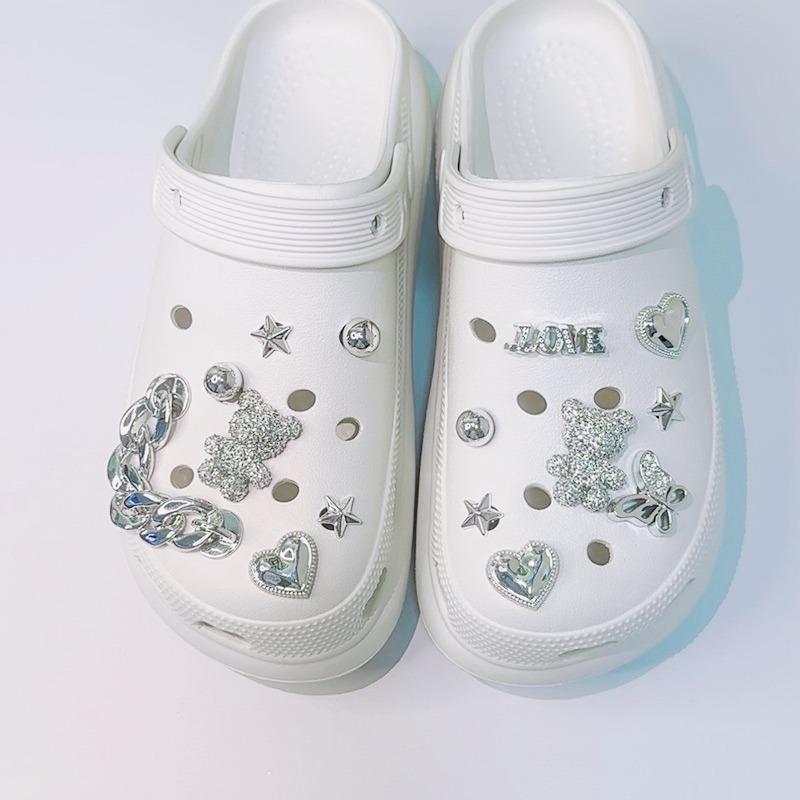 15PCS Mode Schuhanhänger Set Zubehör Loch Schuhschnalle Glänzender Kleiner Bär Silberkette DIY 3D Schuhdekorationen Partygeschenk