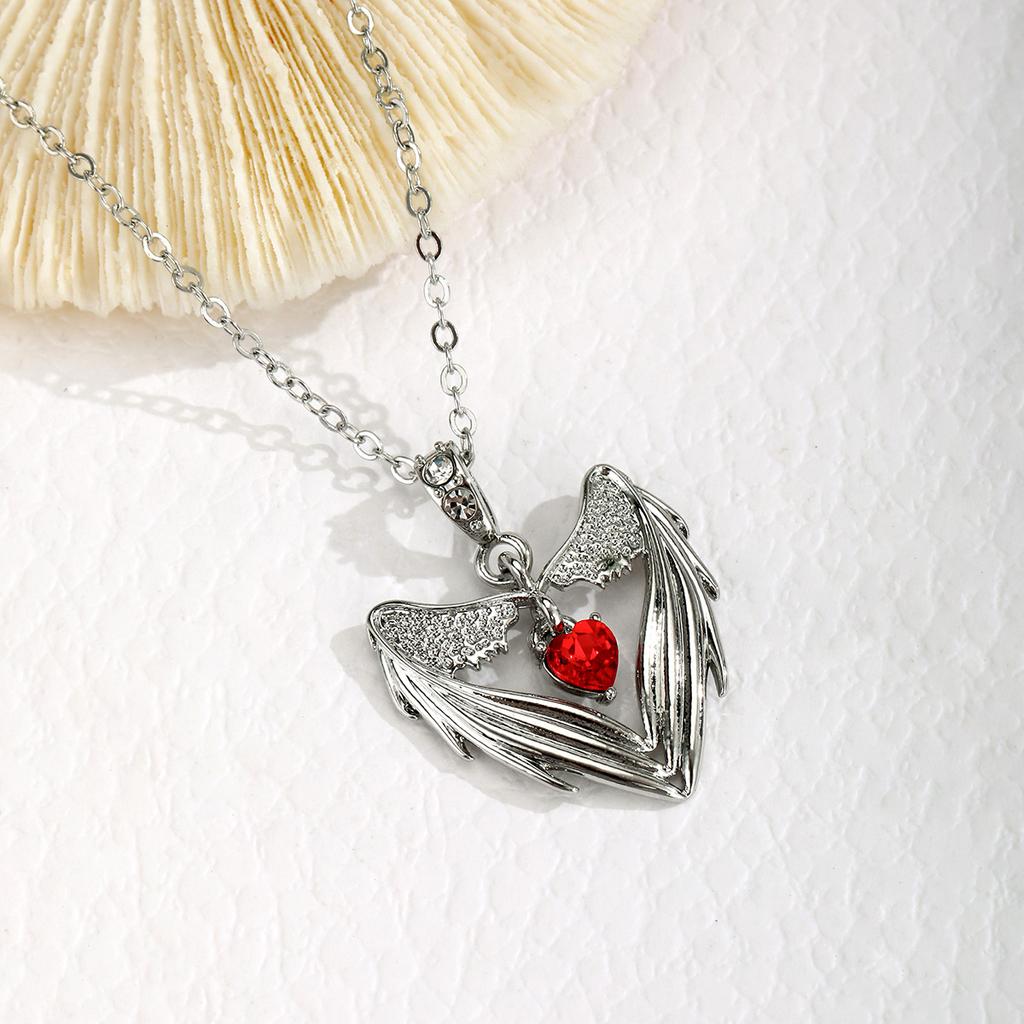 Gothic Punk Bat Wings and Heart Shaped Resin Pendant Necklace - Dark Fantasy Style Alloy Chain, Halloween Women’S Gift, Casual Fashion Accessories