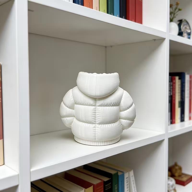 

1pcs Cute 3D-Printed Down Jacket Pen Holder & Coaster Set – Fun Desktop Organizer for School Home Office (110 chars)