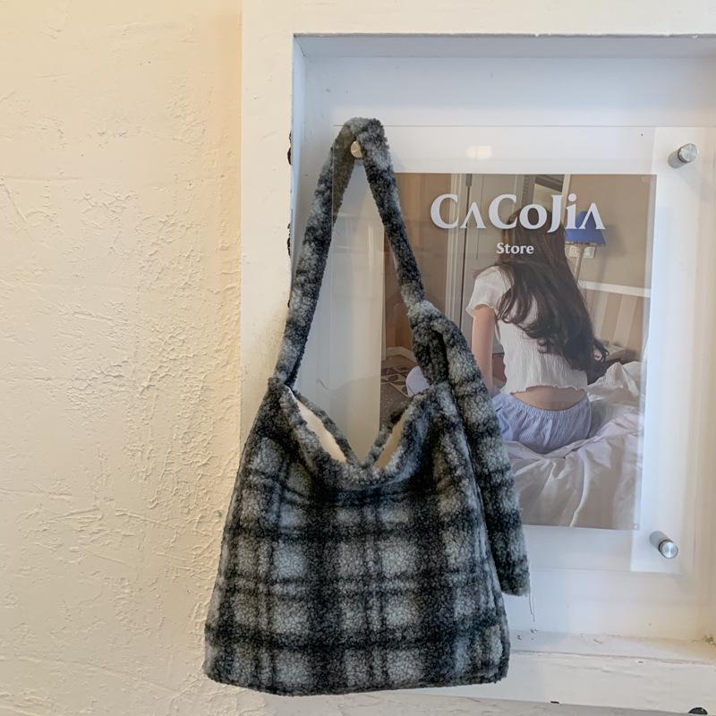2025 Autumn/Winter Plaid Plush Shoulder Bag: Retro Large Capacity Women's Tote