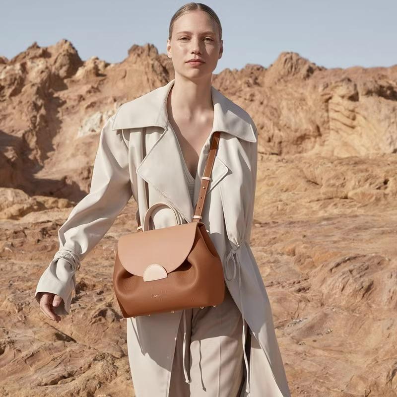 A Niche Design Camel Lychee Cowhide Spliced Hand-held Crossbody Bag
