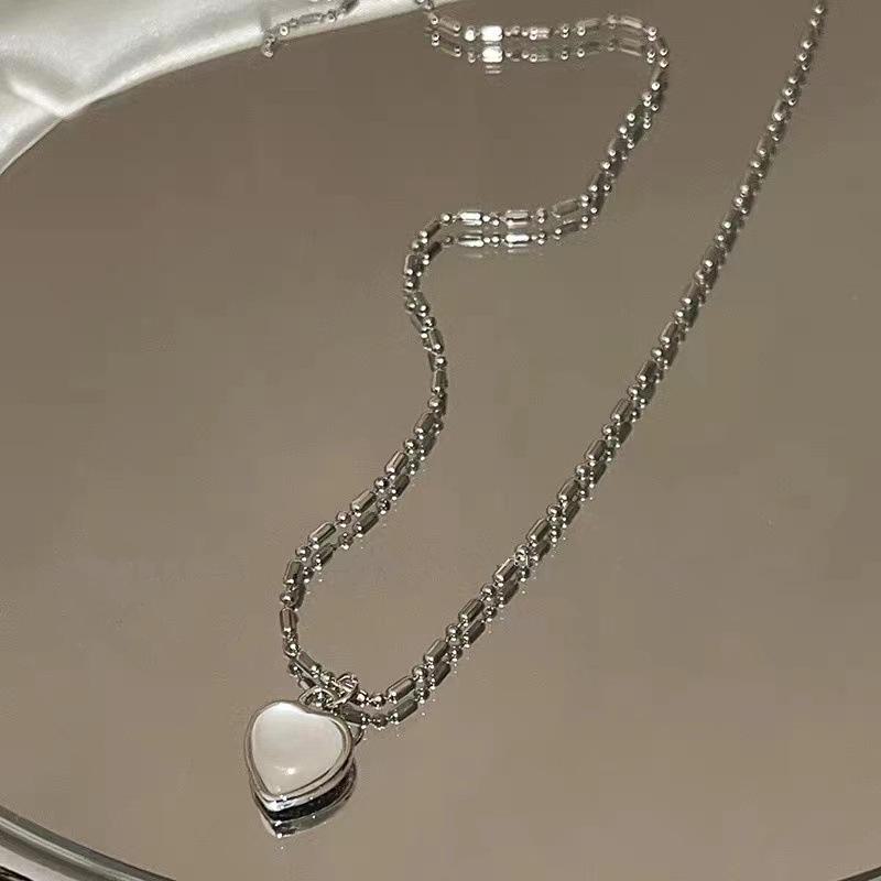 Gentle Love Pendant Necklace for Women - Sweet, Cool Style, Hot Girl Internet Celebrity Accessory, New Versatile Clavicle Chain 2025.