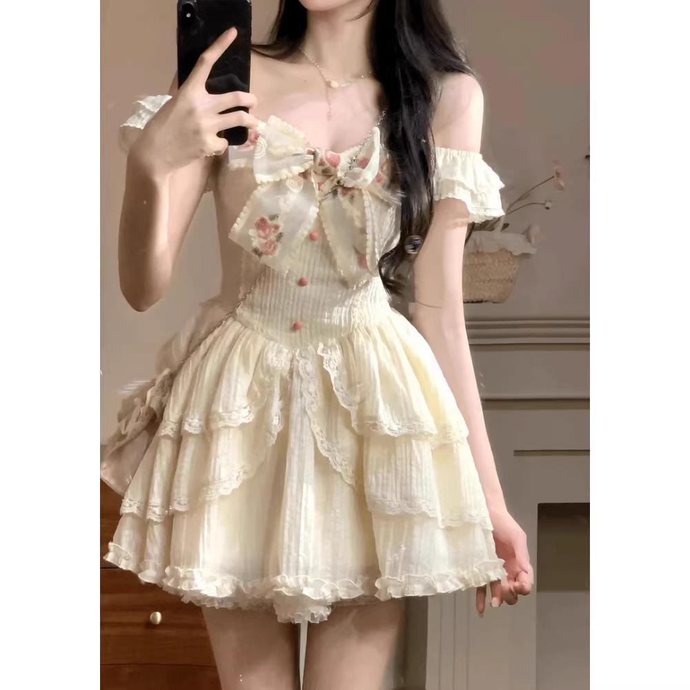 Abito estivo con pizzo e patchwork: Dimagrante in vita, Maniche a sbuffo ricamate, Gonna stile principessa che riduce l'età