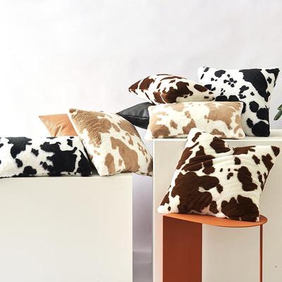 Copricuscino Peluche a Motivo Letterario di Mucca Bifacciale