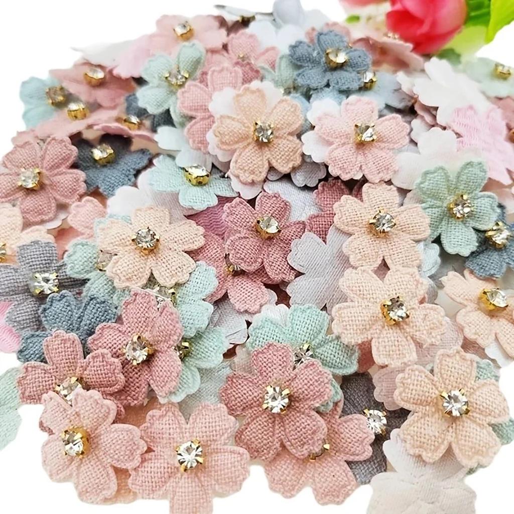 Een set van 20 kleine stoffen bloemenpatches, perfect voor gebruik in projecten, haaraccessoires, hoofdbanden, strikken en hoeddecoraties.