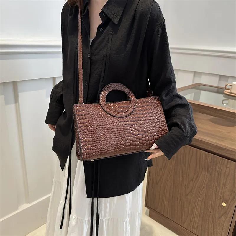 

Повседневная модная сумка большой емкости для пригородных поездок в стиле ретро на одно плечо с наклоном для женщин 31*17.5*10.5cm коричневый