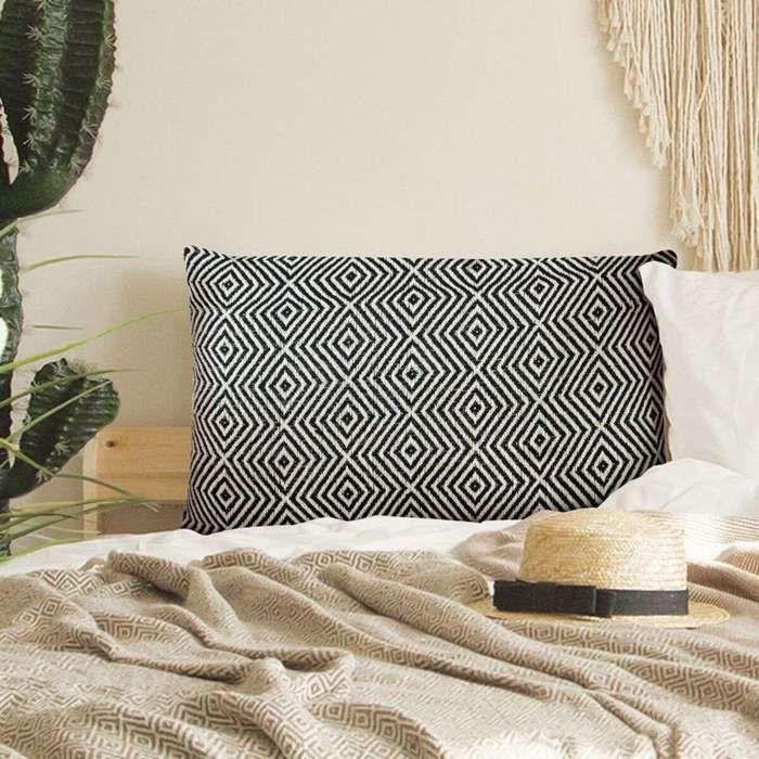 Coussin ethnique motif ikat naturel noir 60x40