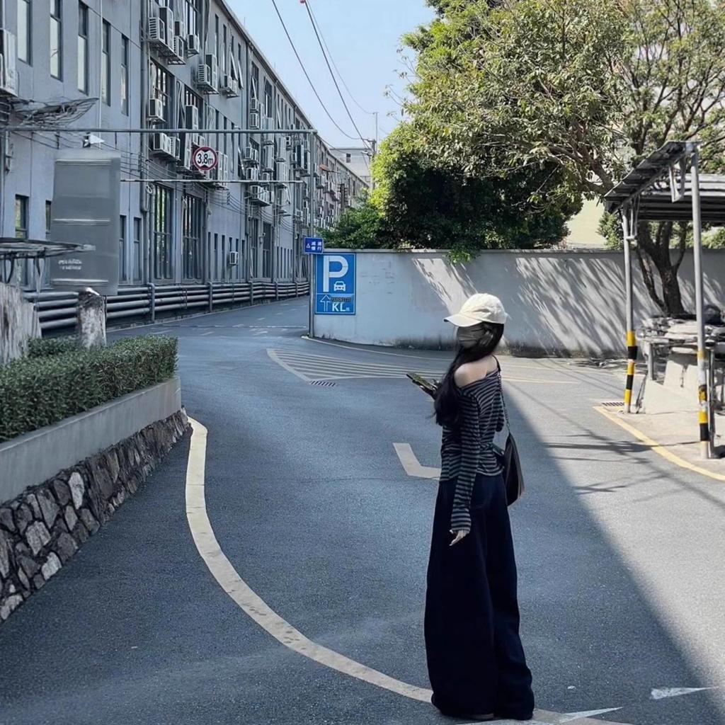 Korean Off-Shoulder Striped Long-Sleeve T-Shirt for Women - Vintage Slimming Summer Top