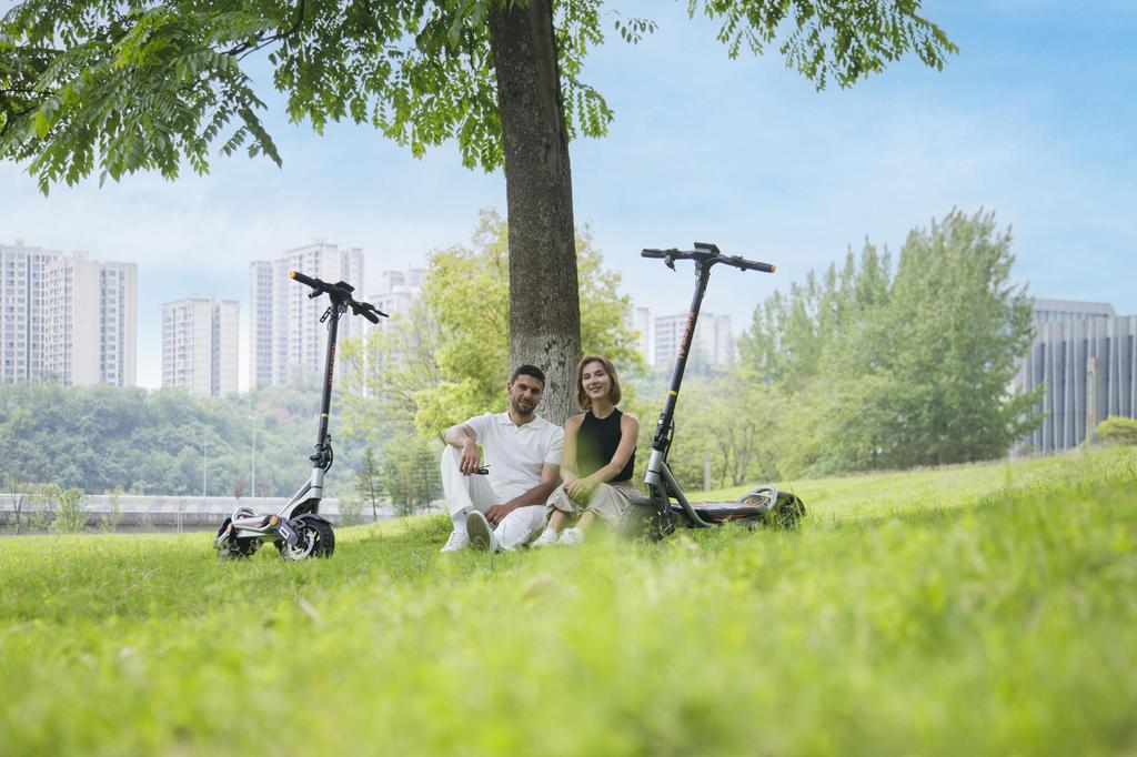 KuKirin A1 Foldable Electric Scooter, 800W Motor with 1000W Peak Power, 45km Range, Dual 140mm Disc Brakes, IPX4 Waterproof, LED Screen