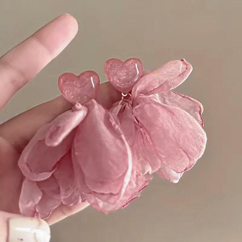 Dopamine flower ear hook women's new holiday style accessories ear clips without ear piercings, high-end seaside cute ear accessories