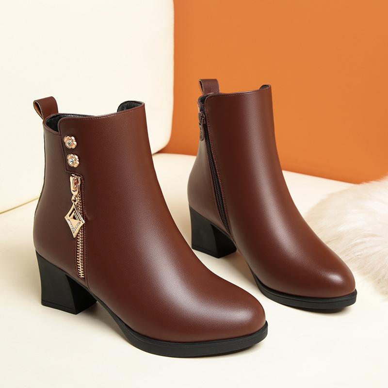 Fleece short boots women's new soft leather soft-soled boots    women's cotton leather shoes mother shoes short winter cotton shoes