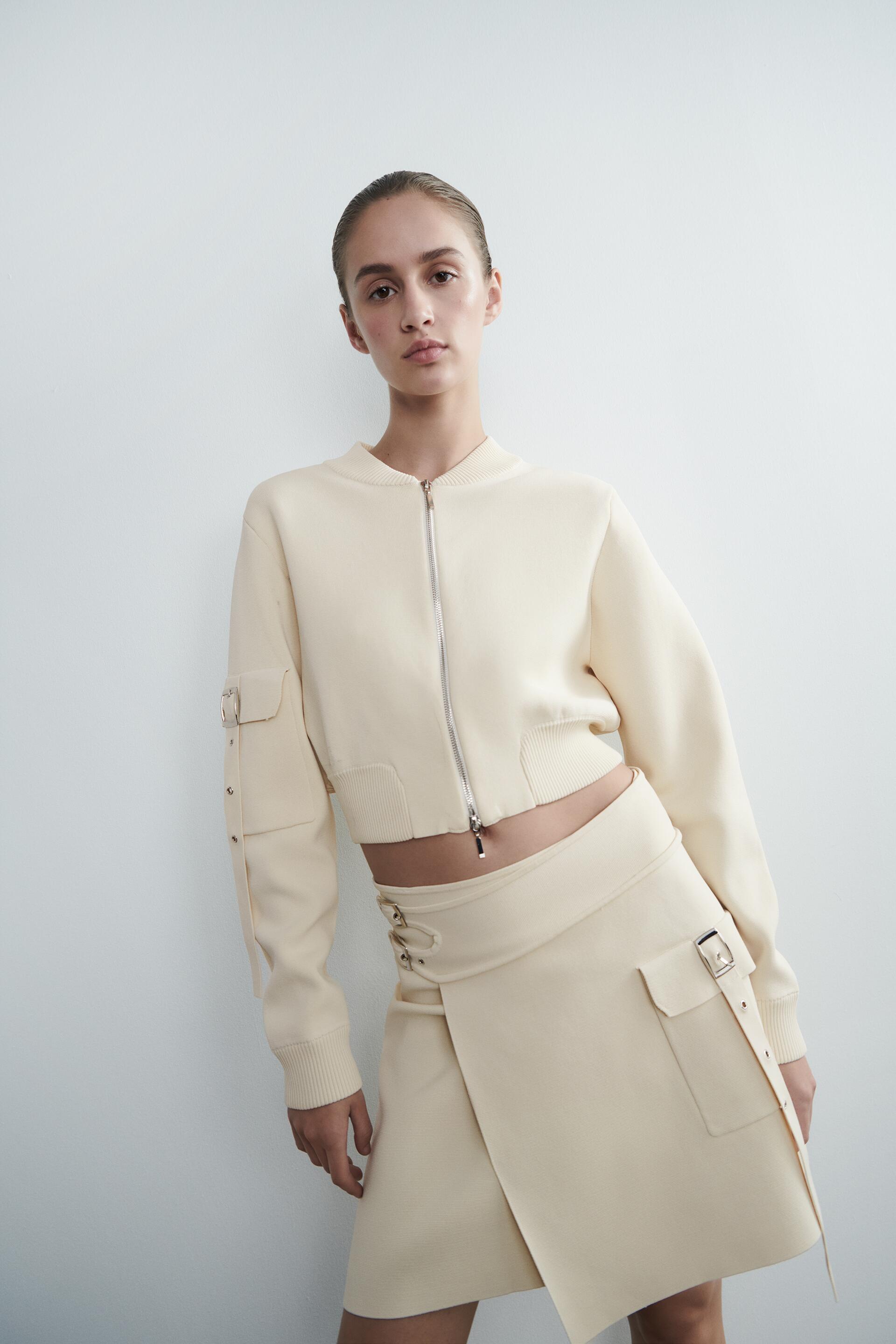 

УКОРОЧЕННЫЙ ТРИКОТАЖНЫЙ БОМБЕР