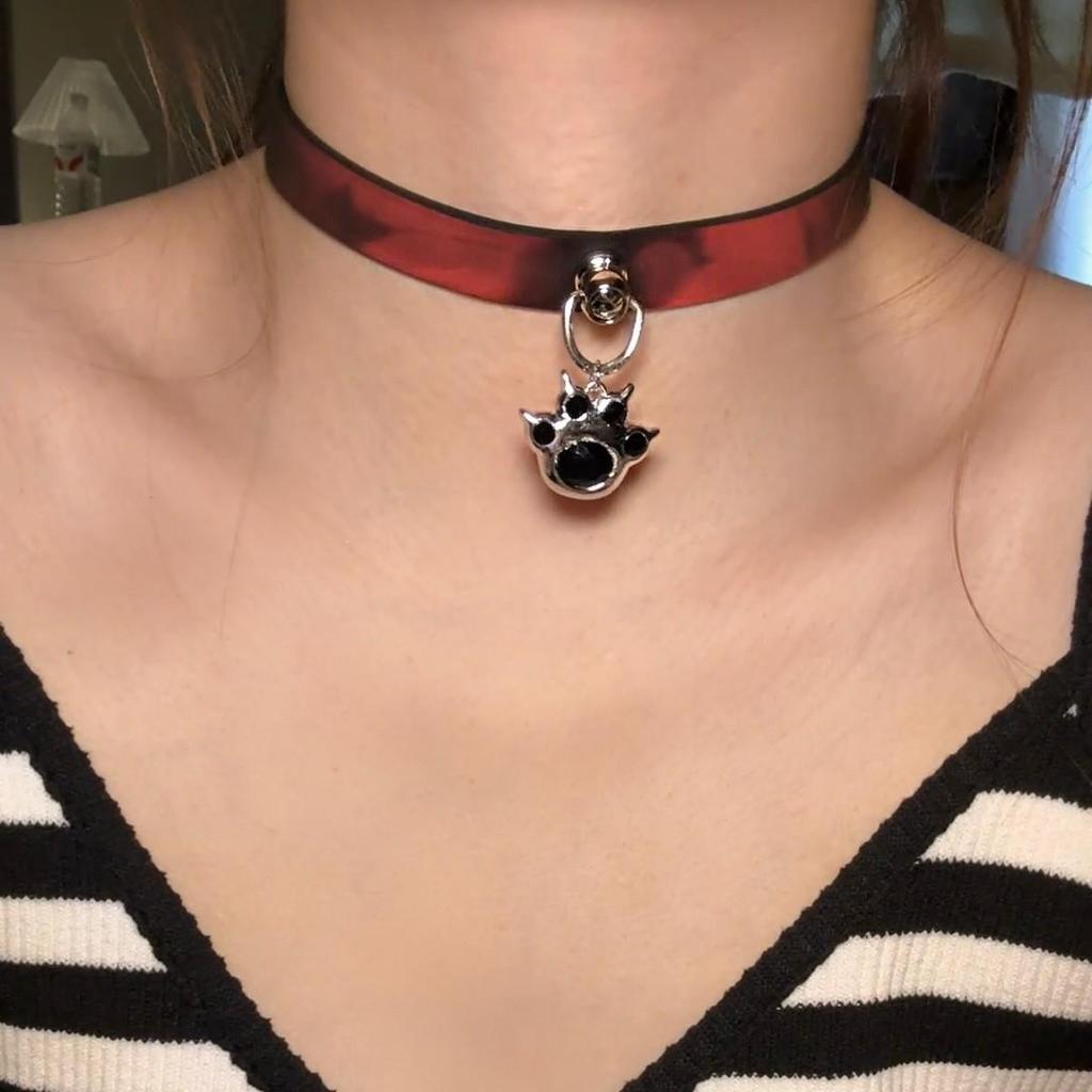 Chique Pittige Meisje Leren Bel Choker Ketting – Uniek Minderheidsontwerp
