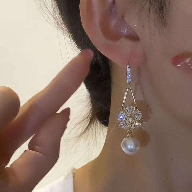 Flower pearl fringed ear hook French super flash exquisite earrings light luxury high-end temperament showing face thin earrings