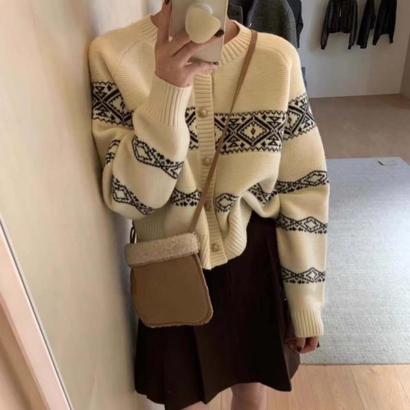 

Contrasting color jacquard crew neck knitted cardigan autumn and winter new atmosphere fashion versatile sweater women s coat one size fits all