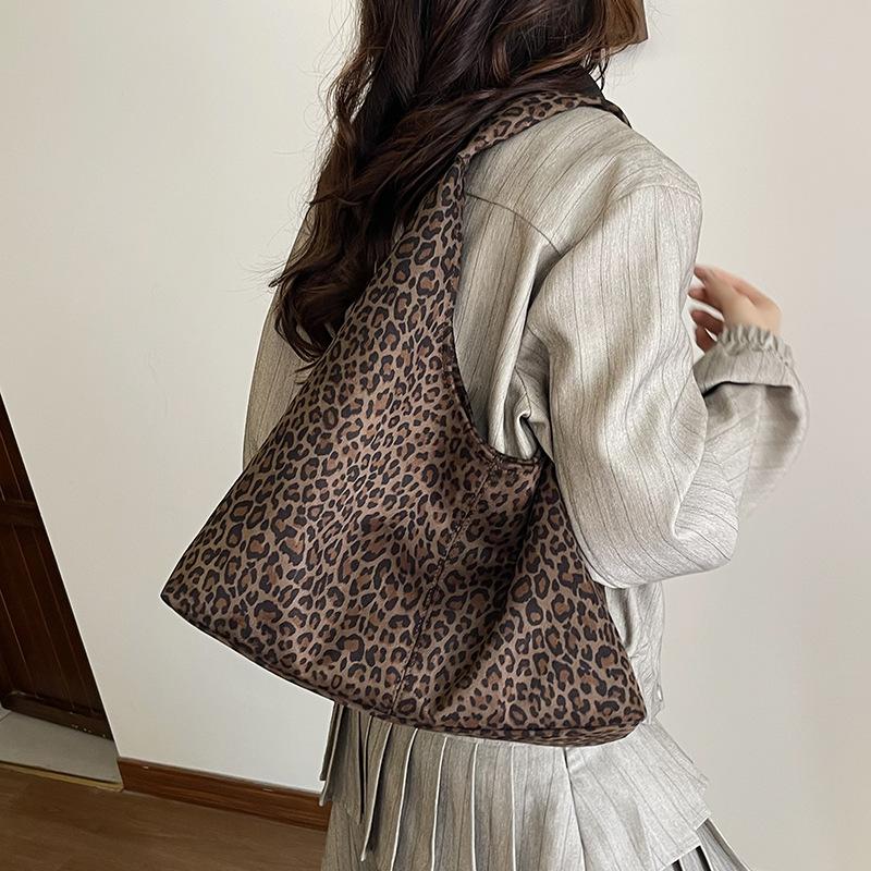 

Suede leopard print bag women s large capacity 2025 new autumn and winter leisure single shoulder underarm work commuter tote bag цветной печати леопарда
