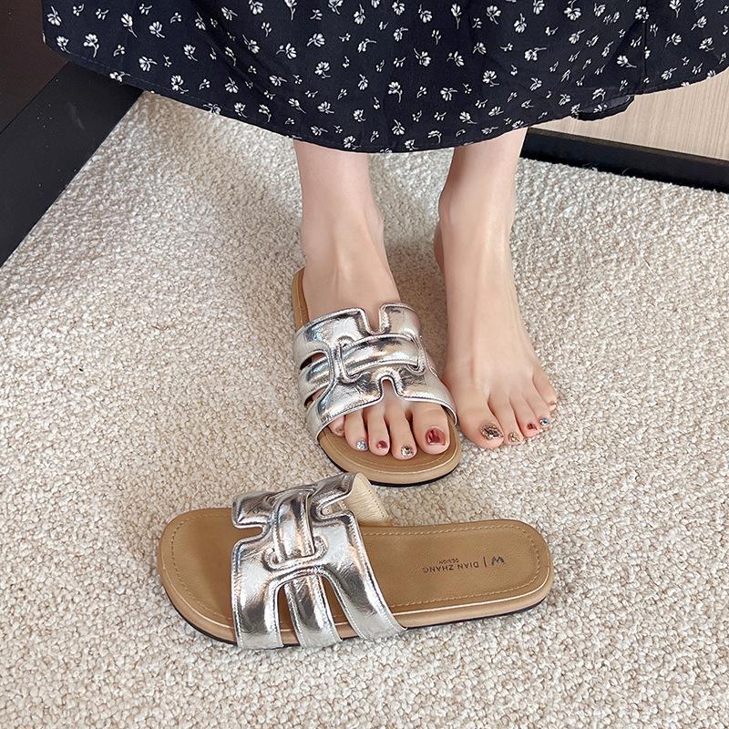 Internet celebrity fashion fairy wind beach sandals 2025 summer and autumn new French versatile flat casual one-word slippers
