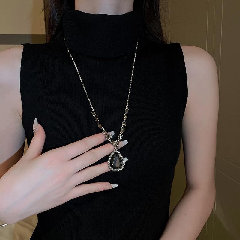 Simple butterfly adjustable necklace niche versatile light luxury sweater chain women's high-end fashion temperament jewelry