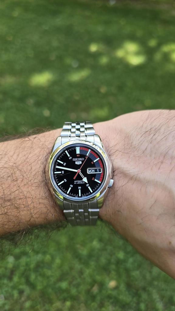 SEIKO 5 Automatic Day-Date SNK375K1 (Stainless Bracelet, Black Dial)