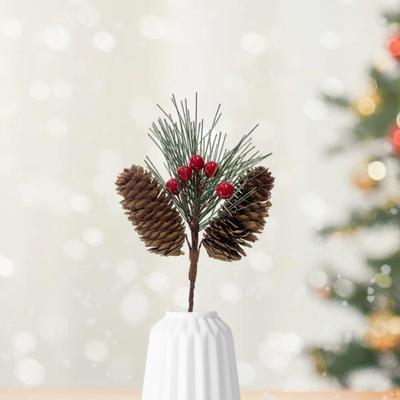 Künstlicher Kiefernzweig mit roten Beeren für Blumenvase Feiertag