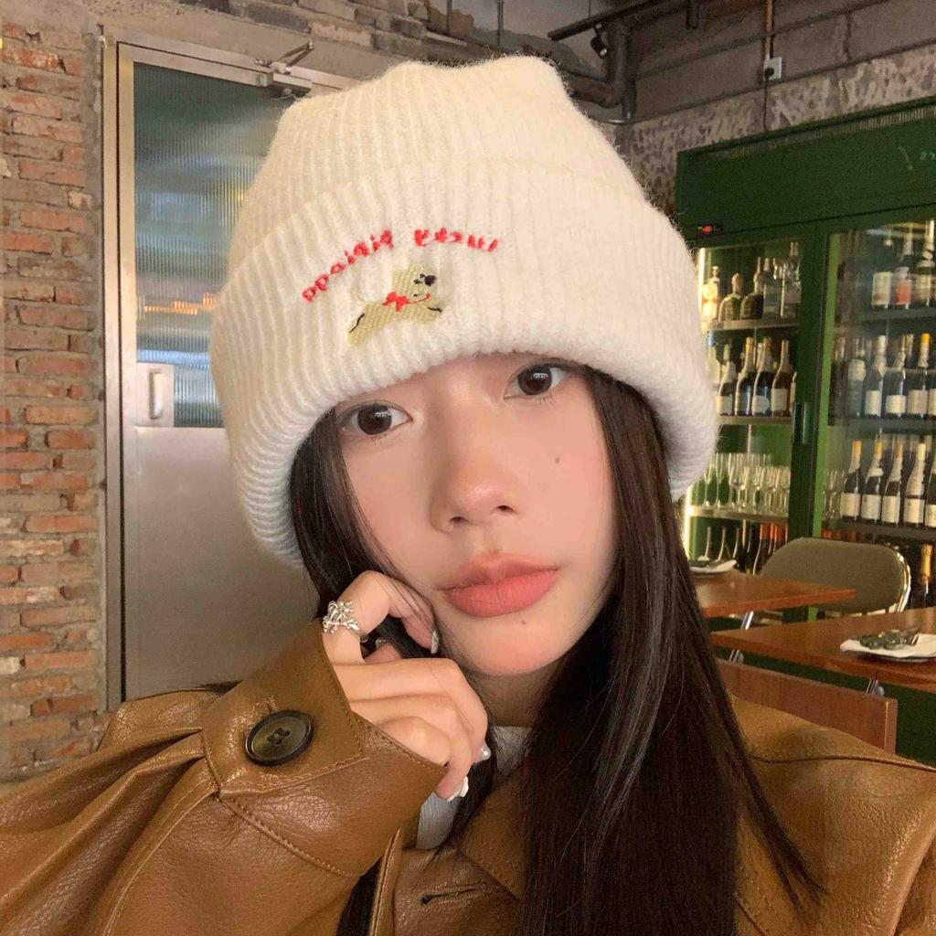 Warm waxy puppy~ Grandma Chen keeps her own versatile embroidered knitted wool hat to show her face. New cold hat for autumn and winter