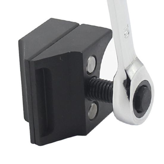 Instrument universal ușor de utilizat pentru apărătoarea suspensiei cu butuc divizat