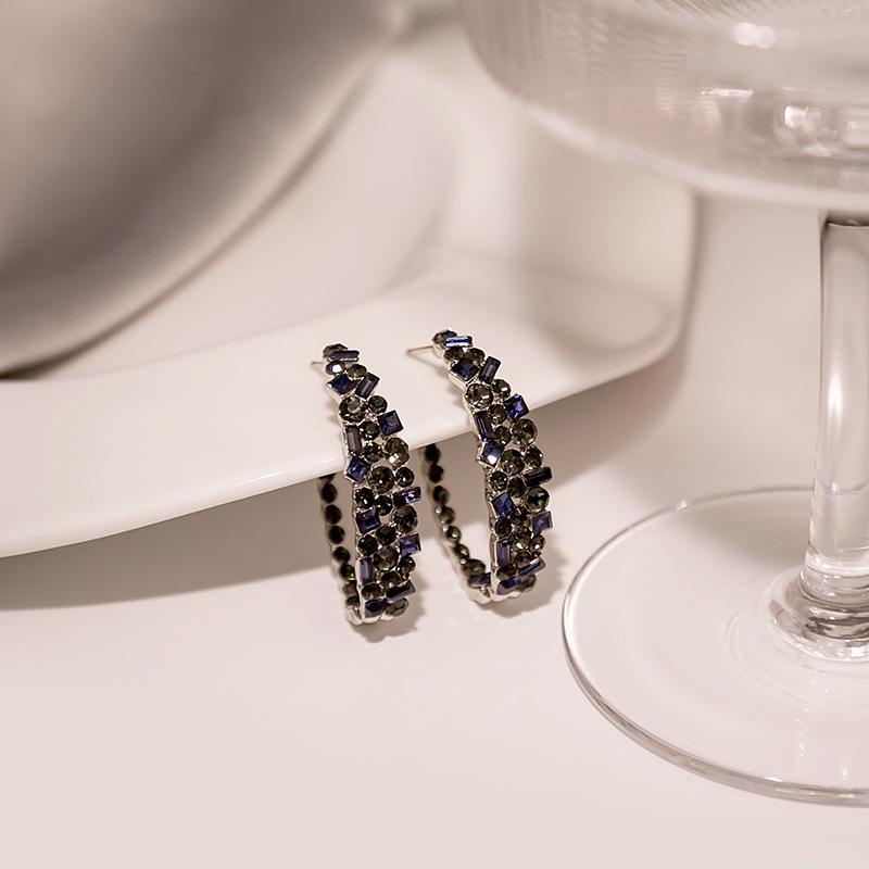 "Pendientes de Aguja Plateada: "Mariposa Retro y Estrella Azul"