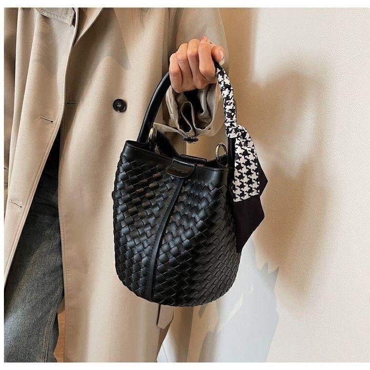

2025 Versatile Woven Bucket Handbag: Large Capacity Crossbody & Single Shoulder Bag in Black & White чорний