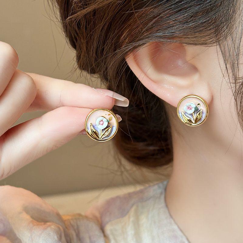 Vintage French Retro Teardrop Pearl Earrings: Court Style Silver Needle Dangles