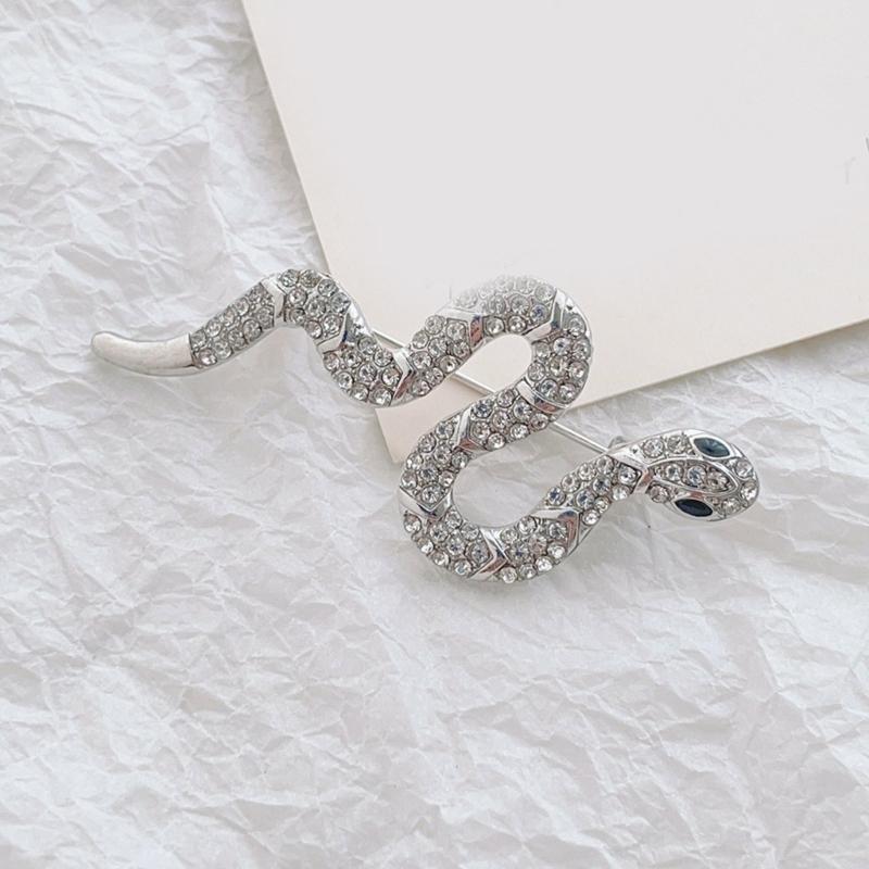 Stylish Serpents Inspired Brooch Fashionable Serpentines Brooch in High Quality Metal with Sparkling Highlight