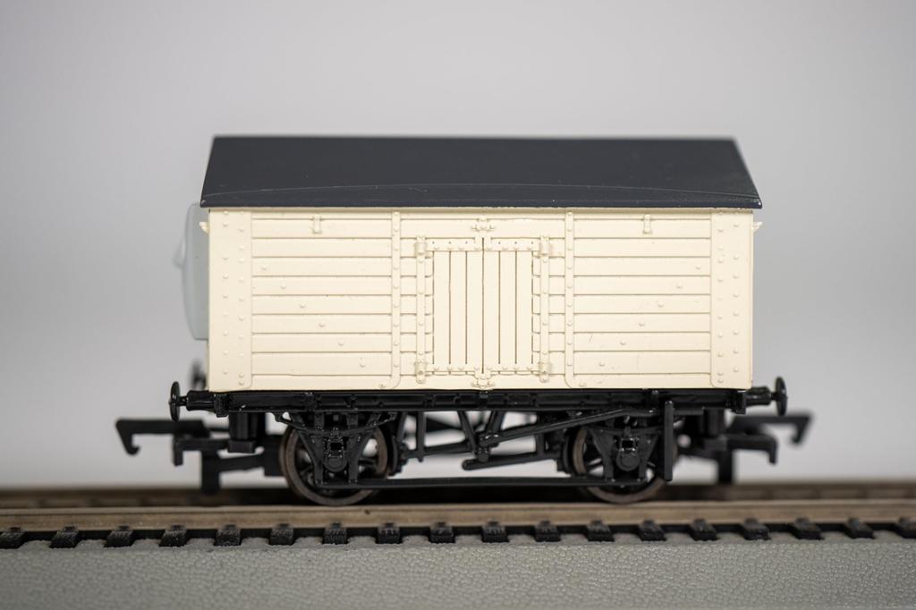 Bachmann HO Gauge Thomas the Tank Engine Naughty Covered Freight Car 28-77015 Model Train Freight Car